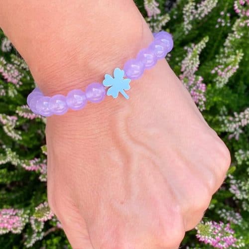 Jade kralenarmband paars met klavertje 4 zilverkleur