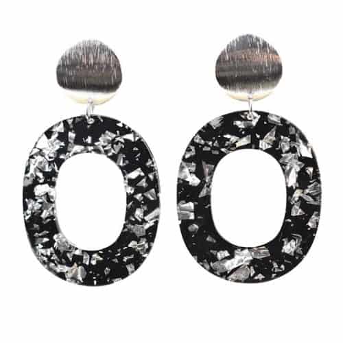 Ovale oorbellen resin glitter zilver zwart
