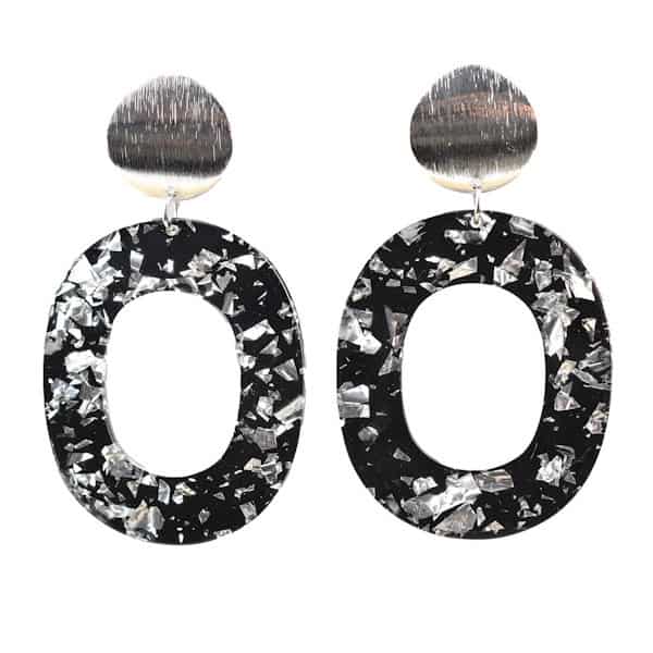 Ovale oorbellen resin glitter zilver zwart