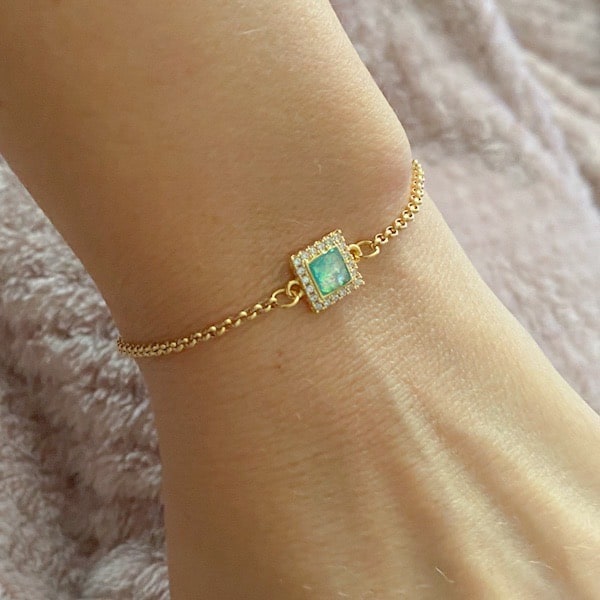Armbandje met vierkante bedel strass steentjes groen goud
