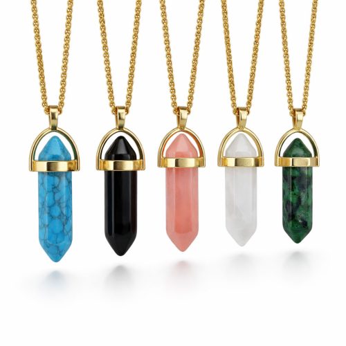 Goudkleurige ketting met edelstenen hanger