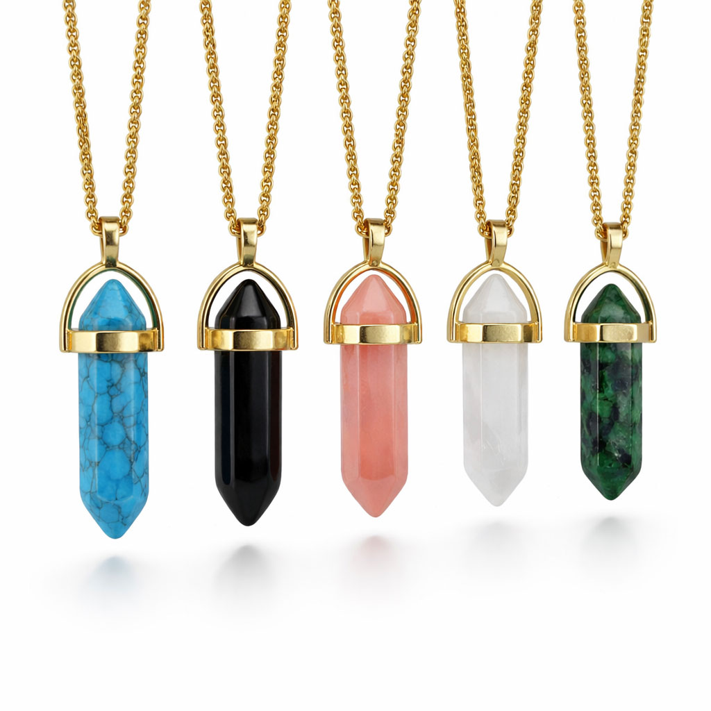 Goudkleurige ketting met edelstenen hanger