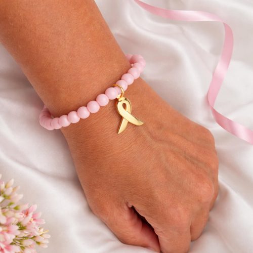 Pink-Ribbon-roze-kralenarmband-met-goudkleurige-bedel