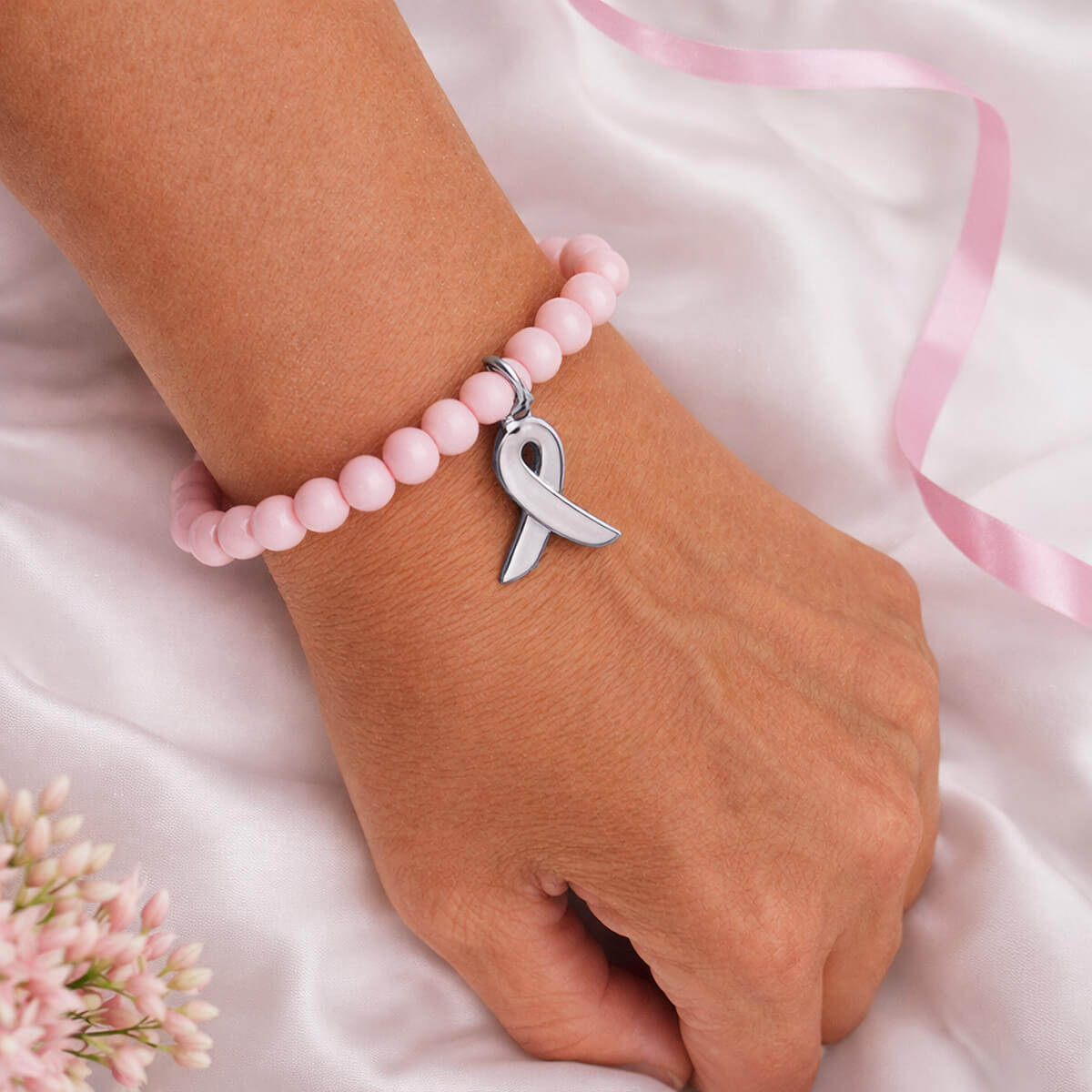 Pink Ribbon roze kralenarmband met zilverkleurige bedel2